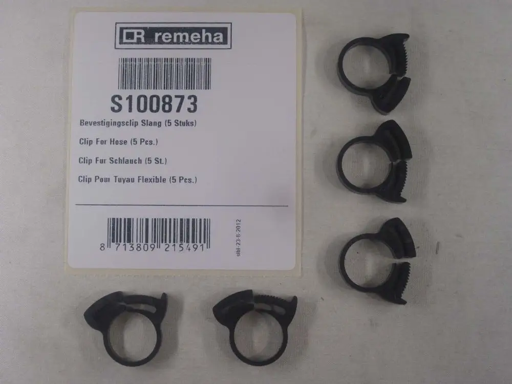 Schwarze Clips für Schläuche in Packung von fünf Stück, versehen mit Remeha-Logo, zum Befestigen von flexiblen Rohren.